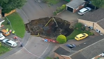 Sinkhole socavón se abre agujero hueco Reino Unido