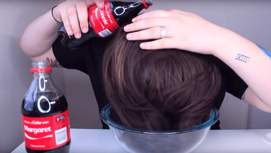 Por qué las mujeres se están lavando el pelo con Coca-Cola