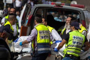 Médicos atienden a una víctima de un apuñalamiento en Jerusalén (Ilia Yefimovich/Getty Images).