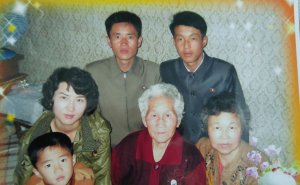 Ahn Yoon-Sook, al centro, sus hijos y miembros de la familia.