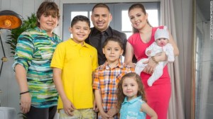 Larry Hernández con su familia en el reallity "Larrymanía"