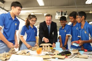 El primer ministro británico David Cámeron interactúa con un grupo de estudiantes de secundaria de Singapur durante una visita oficial a ese país, en julio de 2015. (Crédito:Suhaimi Abdullah/Getty Images)