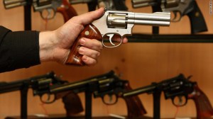 Reino Unido endureció las normas contra armas luego de tiroteos masivos de 1987 y 1996.