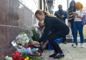 Varias personas depositaron flores en la embajada de Rusia en El Cairo, en recuerdo de las víctimas del siniestro aéreo registrado en el Sinaí. (Crédito: STR/AFP/Getty Images).