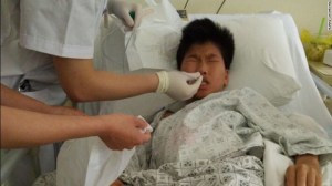 Huang Tanghong, de 15 años, recibe tratamiento médico en el hospital de la provincia de Fujian, en junio de 2015.