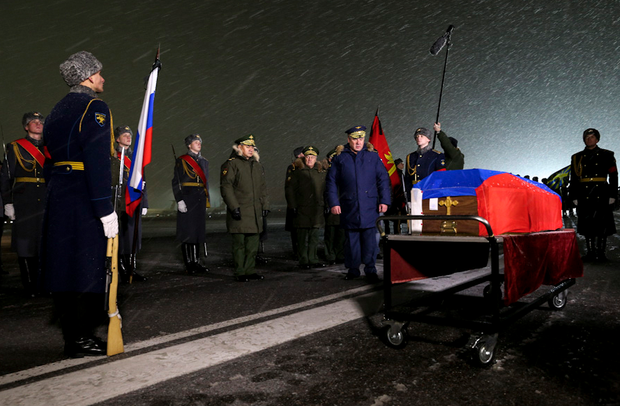 El piloto ruso recibió honores militares a su llegada. (Crédito: Ministerio de Defensa Rusia)