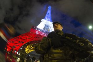 Majestuosa y supervigilada, la Torre Eiffel, símbolo de París. (Crédito: JOEL SAGET/AFP/Getty Images).