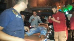 Grupos de socorro atienden a uno de los heridos de la explosión en Beirut. (Crédito: Agencia de Noticias del Líbano)