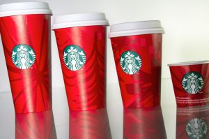 Estos fueron los famosos vasos rojos de Starbucks para la temporada navideña en 2014. (Crédito: Starbucks)