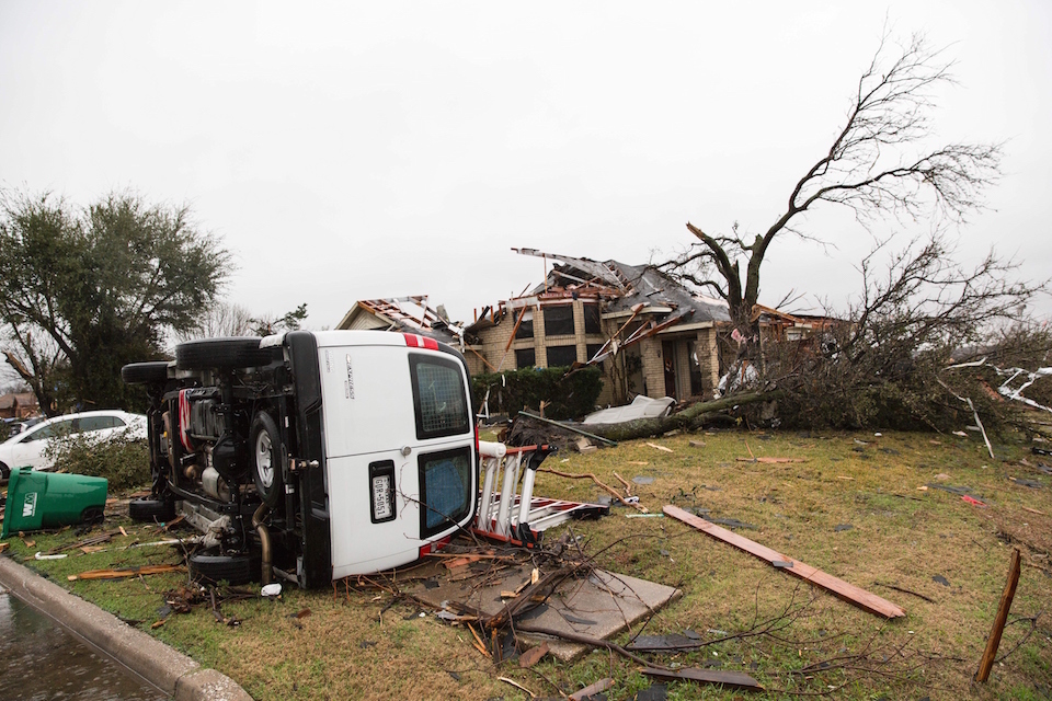 Daños de consideración dejó un tornado en Rowlett, Texas. Al menos 11 personas murieron en el área de Dallas por el fenómeno. (Crédito: LAURA BUCKMAN/AFP/Getty Images).