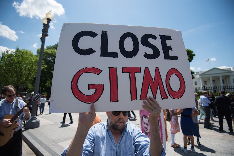 Un grupo de manifestantes piden al gobierno de Estados Unidos cerrar el centro de detención de Guantánamo. La acción llegó luego de que el presidente Barack Obama hablara una vez más del cierre de esa prisión en un discurso en la Universidad Nacional de la Defensa, en Mayo de 2014. (Crédito: NICHOLAS KAMM/AFP/Getty Images)
