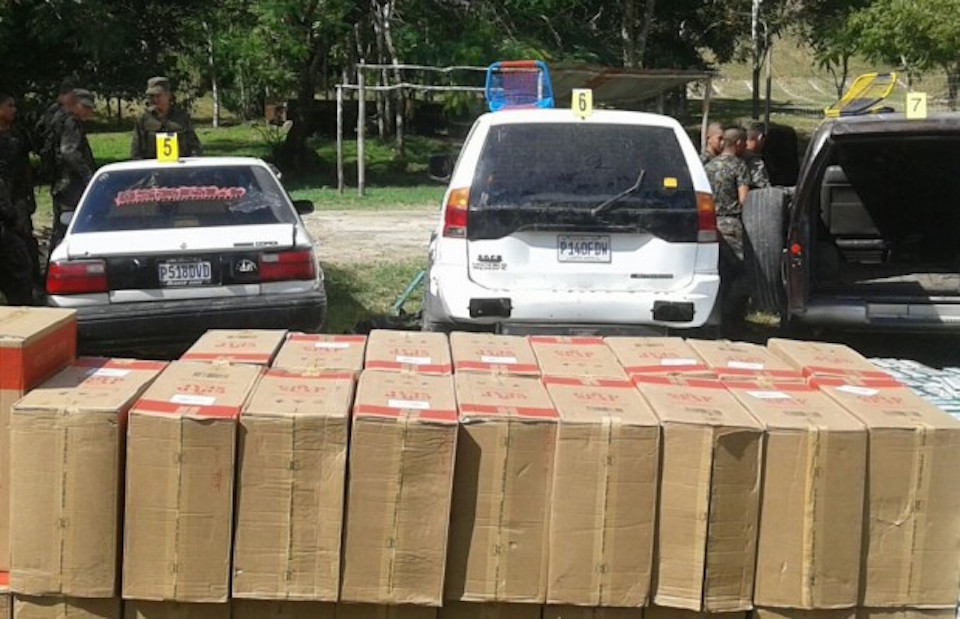 Los cigarrillos eran transportados en seis vehículos que fueron abandonados en plena vía. (Crédito: Cortesía/Ministerio Público Guatemala)