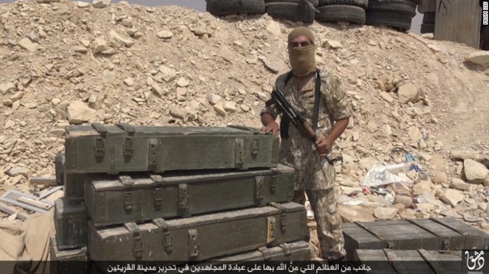 Un integrante de ISIS posa con un supuesto botín luego de tomar la ciudad siria de al-Qaryatayn. (Crédito: ISIS)