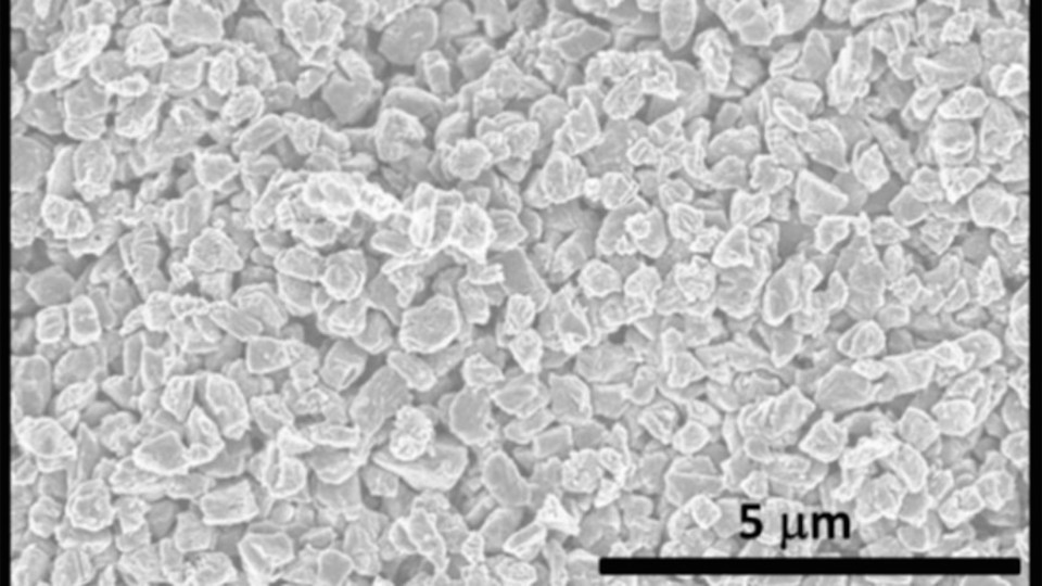 Un microscopio electrónico nos muestra microdiamantes hechos con una nueva técnica relacionada con el 'Q-carbon'. 