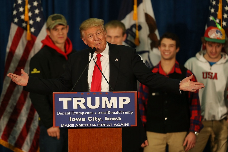 Algunos de los seguidores de Trump en Iowa apoyaron al candidato y sus retractores se burlaron de él. (Crédito: Joe Raedle/Getty Images) 