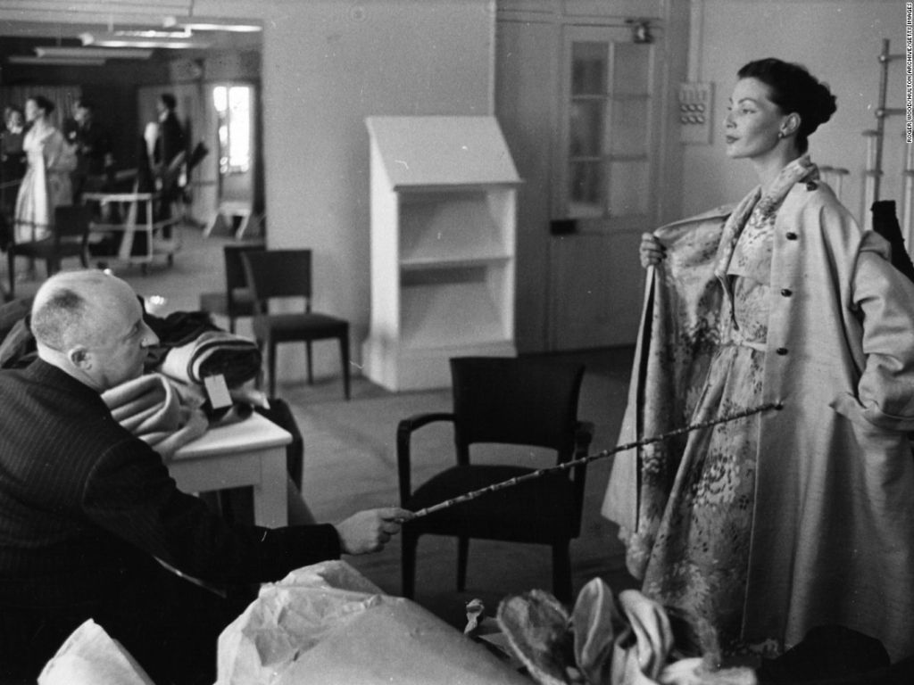 En el estudio con Christian Dior, 1952. (ROGER WOOD/HULTON ARCHIVE/GETTY IMAGES)