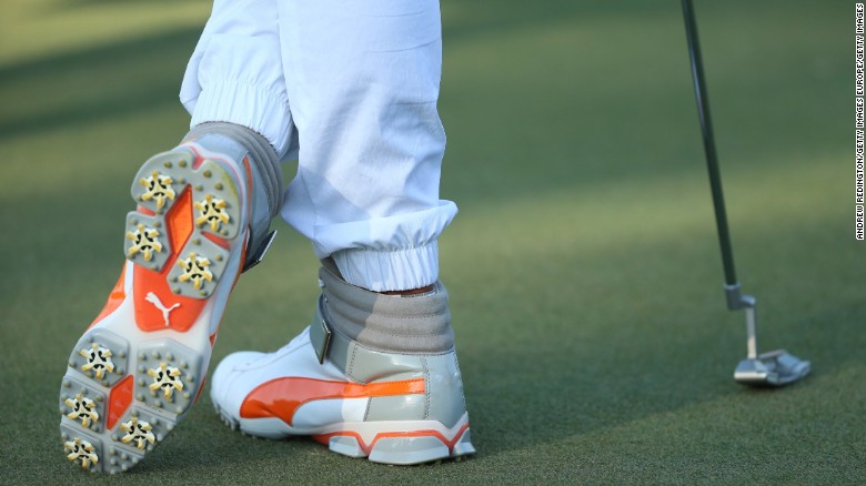 Los tenis altos de Fowler llevaron la moda del golf hacia una nueva era en Abu Dhabi. 