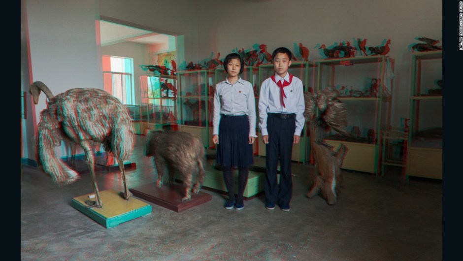 O Kyong Ju, de 16 años, y Cha Gum Song, de 15 años, en la escuela media Kim Jong Suk Middle School – "Dos niños en una clase de biología con todos los animales de taxidermia... este era un lugar increíble, una luz natural increíble que provenía de las ventanas, una foto grandiosa".