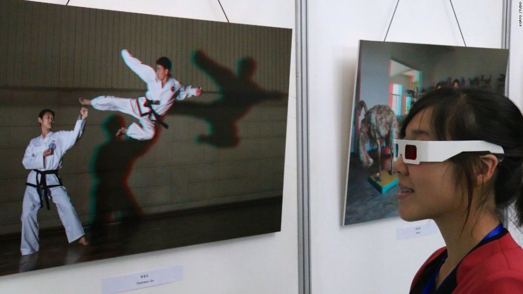Una visitante observa una foto en 3D en la exposición 3DPRK en Pyonyang, Corea del Norte.