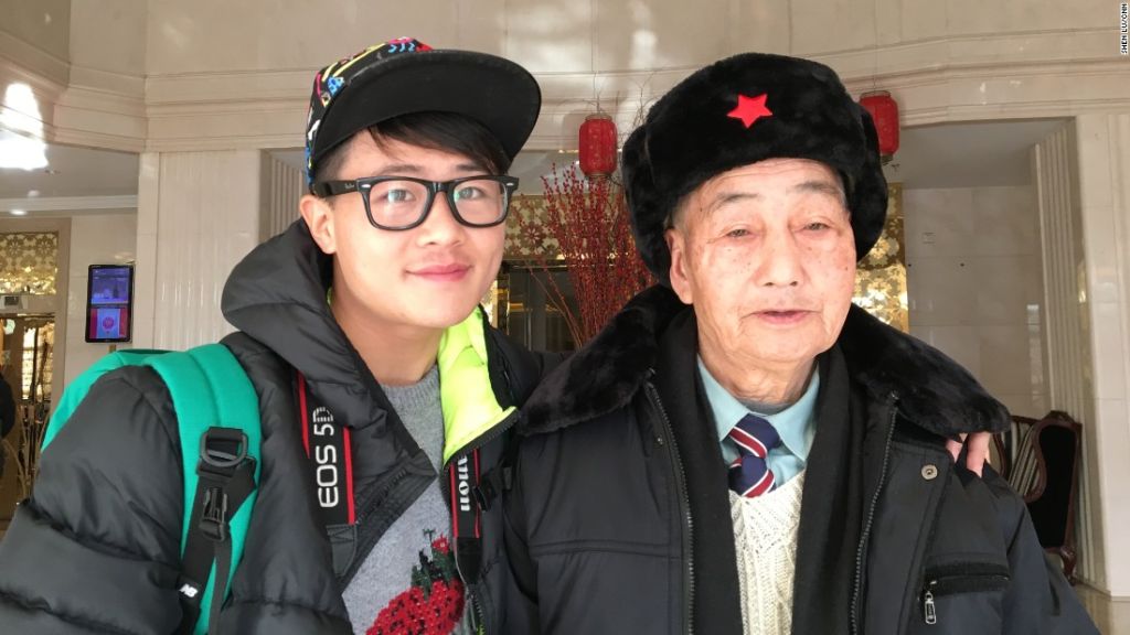 Ding Bingcai, de 85 años de edad (derecha) junto a su nieto Ding Guaoliang, en un hotel de Beijing el 26 de enero de 2016. Ambos viajaron a Beijing desde la provincia de Fujian, al sur de China, para hacer realidad el sueño de Bingcai. 