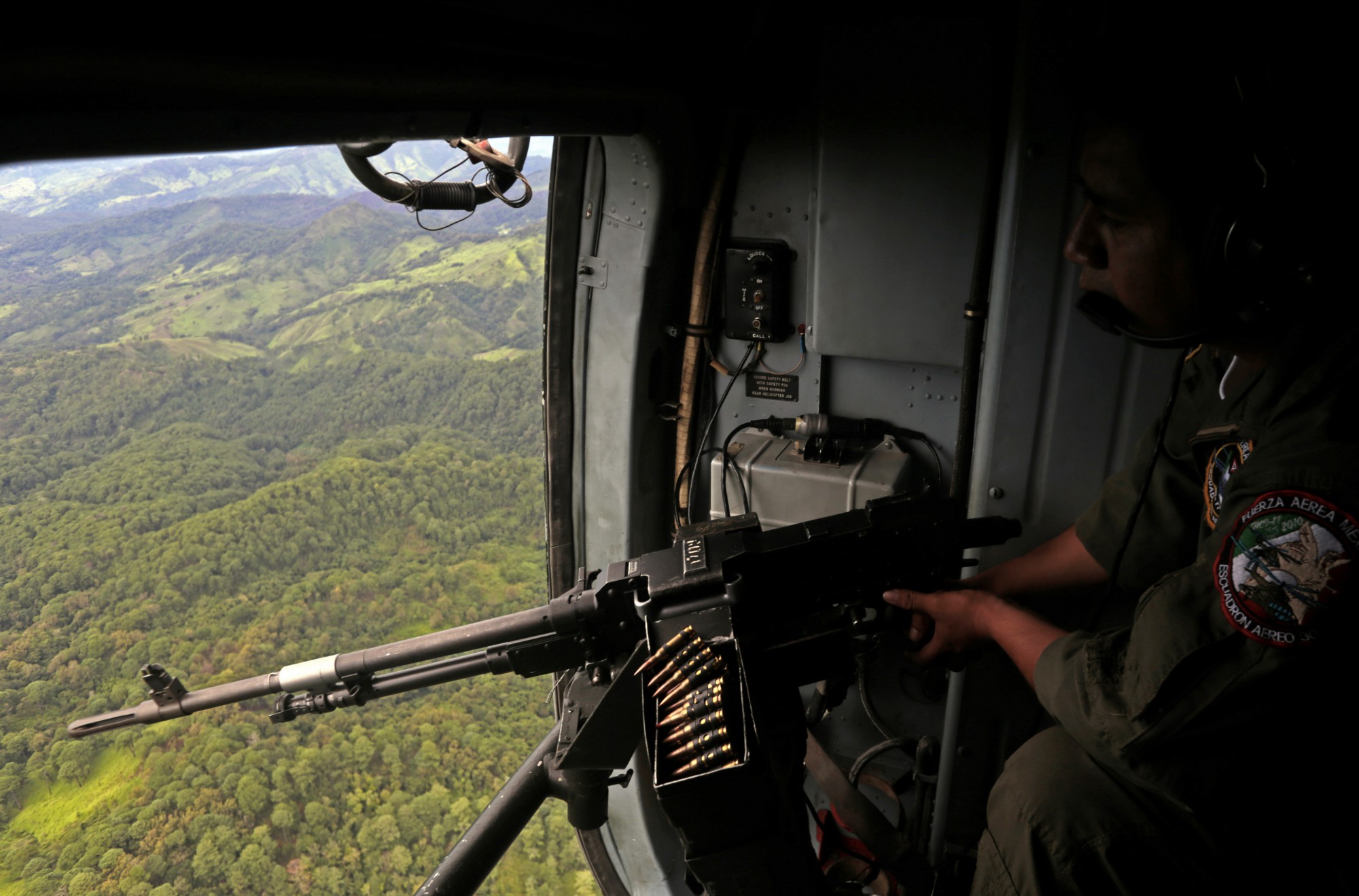 Un helicóptero de la Fuerza Aérea Mexicana vuela sobre cultivos de marihuana en el centro-sur de México en agosto de 2013. (Crédito: Pedro Pardo/AFP/Getty Images)
