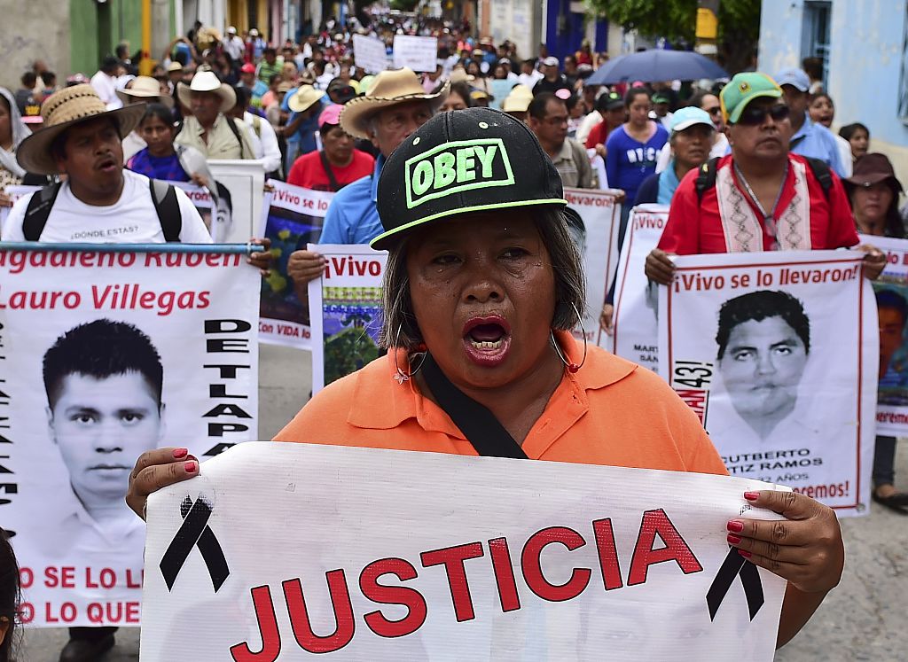 Familiares y amigos de los 43 estudiantes desaparecidos de Ayotzinapa salieron a protestar a las calles de Iguala, Guerrero en conmemoración del primer año de su desaparición. (Crédito: RONALDO SCHEMIDT/AFP/Getty Images) 
