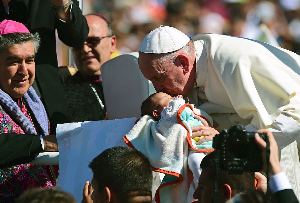 El papa Francisco besa a un bebé camino a la misa masiva en San Cristóbal de las Casas. (Crédito: RONALDO SCHEMIDT/AFP/Getty Images)
