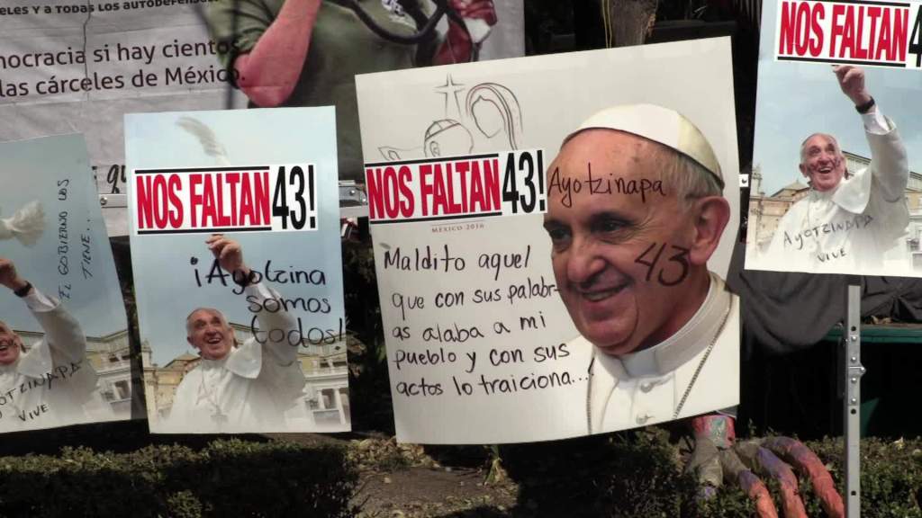 Los pósters de la visita del papa Francisco a México fueron rayados con mensajes alusivos a los 43 de Ayotzinapa. (Crédito: CNNEE)