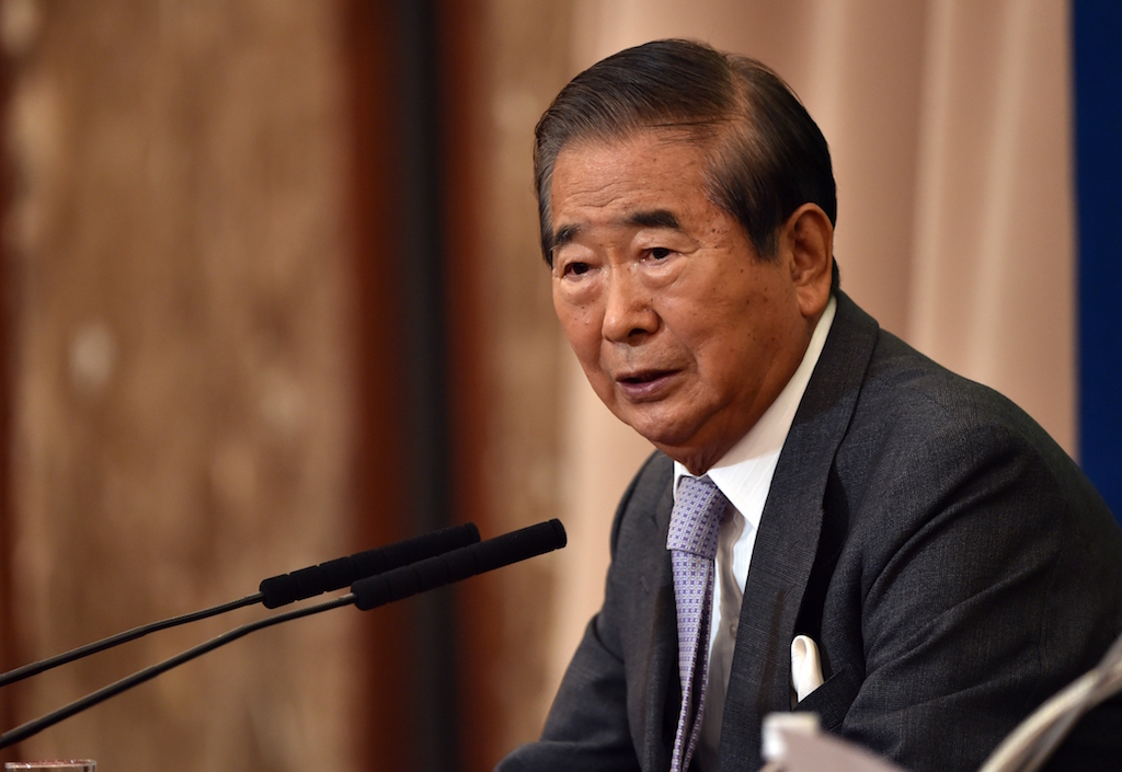 El antiguo miembro del Parlamento japonés, Shintaro Ishihara, habla con los medios en el club de prensa nacional en Tokio, el 16 de diciembre de 2014. 