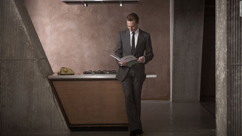 El Dr. Robert Laing (Tom Hiddleston) inspecciona su apartamento brutalista.