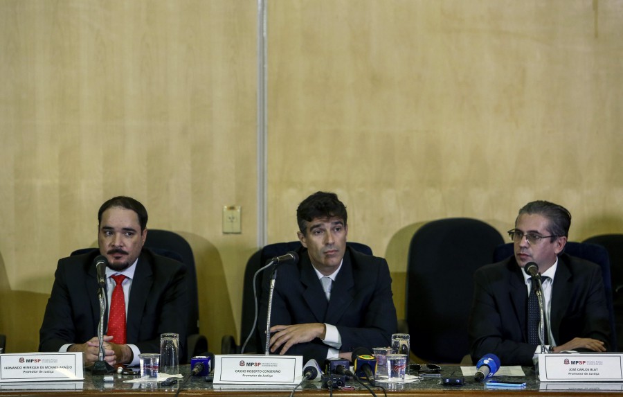 Los fiscales Fernando Henrique de Moraes Araujo (izquierda), Cessio Roberto Conserino (centro) and Jose Carlos Blat, durante una conferencia de prensa en Sao Paulo. (Crédito: MIGUEL SCHINCARIOL/AFP/Getty Images)