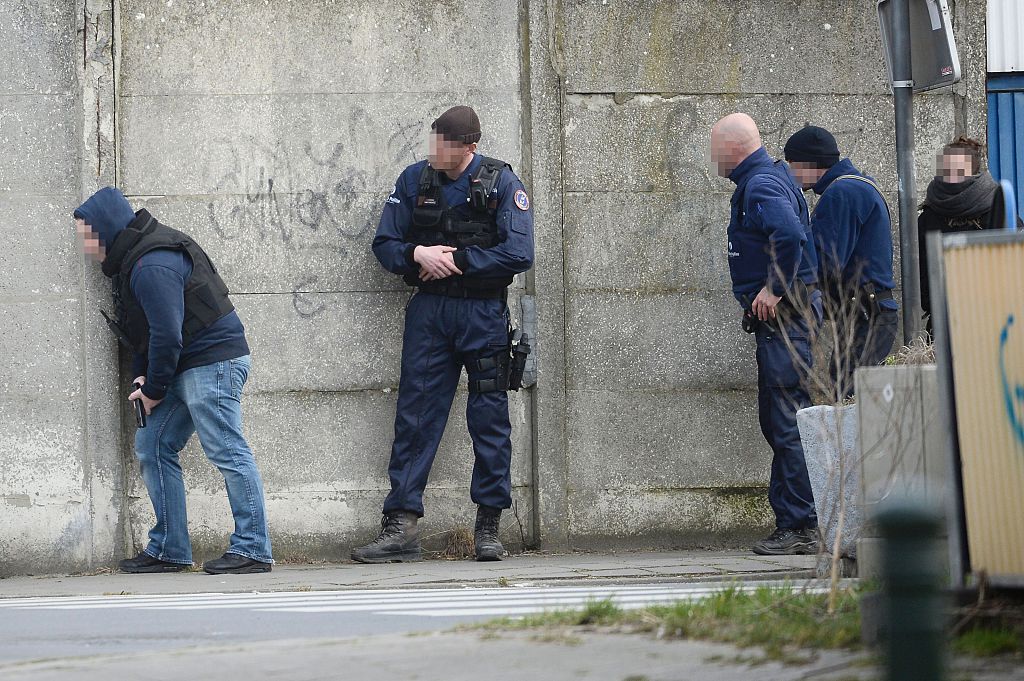 Según reportes de las autoridades, los policías recibieron ráfagas de disparos cuando intentaron entrar a un edificio que creían que estaba desocupado en Bruselas. (Crédito: AFP/Getty Images)
