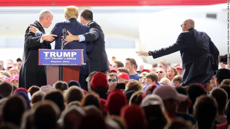 Un hombre trató de acercarse a Donald Trump durante un acto de campaña en Dayton, Ohio. Agentes del Servicio Secreto tuvieron que subir rápidamente al escenario para cubrir el precandidato republicano. (Crédito: Carrie Cochran/SIPA USA/USA Today Network/SIPA USA).