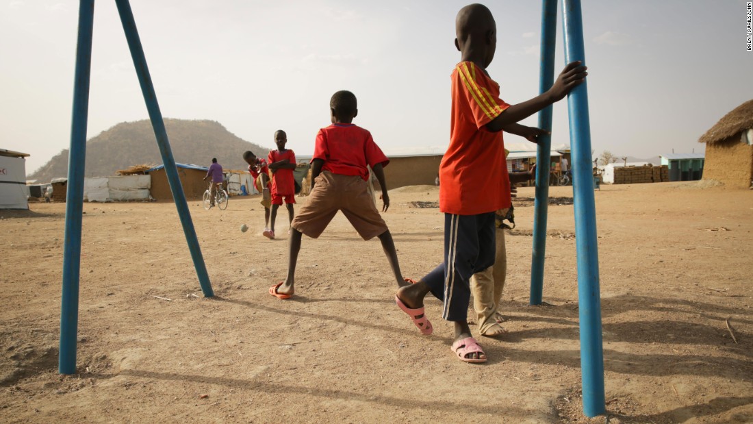 Los niños juegan en el campo de refugiados de Minawao en Camerún.