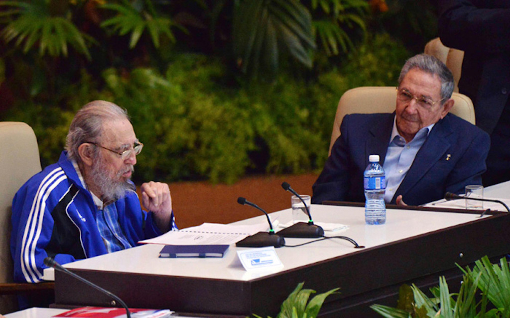 Fidel y Raúl Castro durante la clausura del séptimo congreso del Partido Comunista. (Crédito: Agencia Cubana de Noticias)