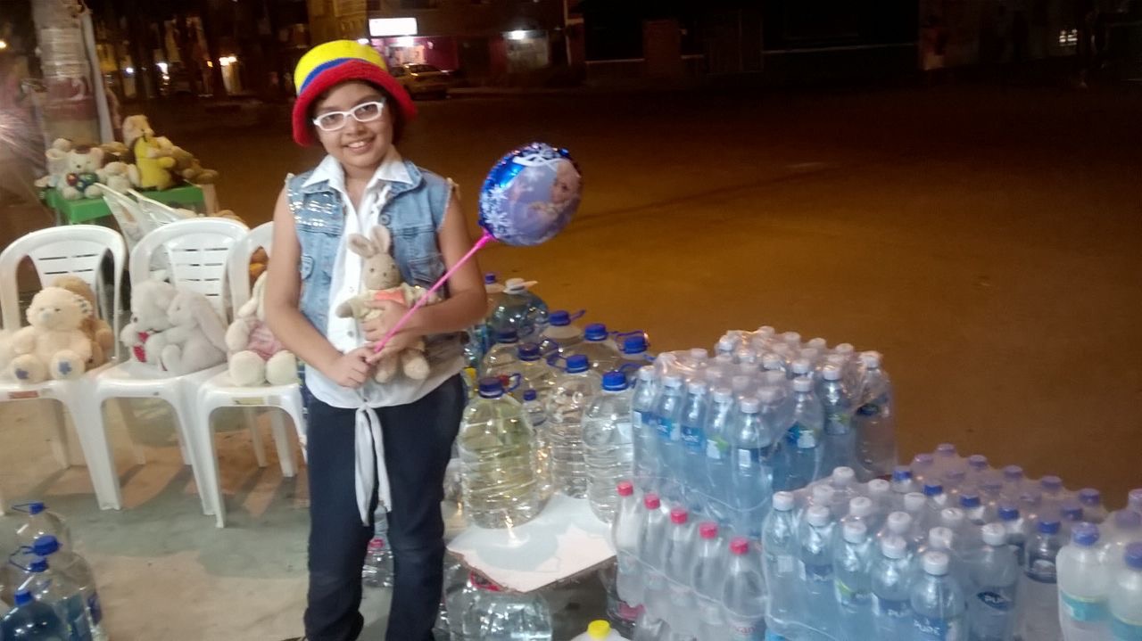 Durante la primera semana de labores Danna logró conseguir 400 galones de agua para enviarlos a los más necesitados. (Crédito: Cortesía / María Cecilia Bravo)