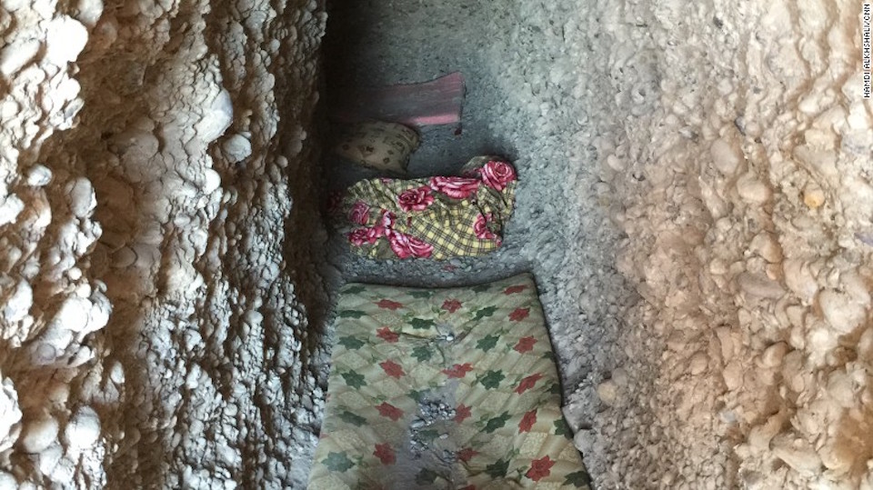 Los combatientes de ISIS excavaron túneles bajo una colina en Kharbardan en donde se resguardan de los bombardeos aéreos de la coalición.