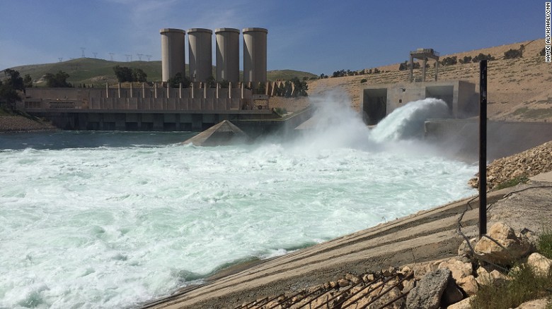 Solo una de las dos puertas de salida de la presa de Mosul está funcionando; la otra está a la espera de reparación.