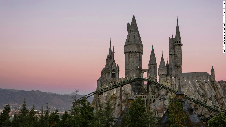 Universal Estudios en Hollywood abrió las puertas del Mundo Mágico de Harry Potter el 7 de abril. La nueva atracción tomó cinco años en ser construida. 