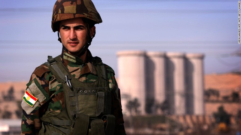 Un soldado kurdo peshmerga iraquí hace guardia cerca de la presa de Mosul en el río Tigris.