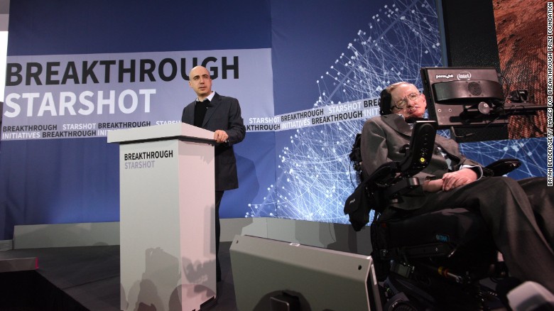 El filántropo Yuri Milner (izquierda) y el físico Stephen Hawking durante una conferencia de prensa para anunciar la misión ‘Breakthrough Startshot’ de la que el CEO de Facebook, Mark Zuckerberg, también tiene un puesto en la junta directiva.