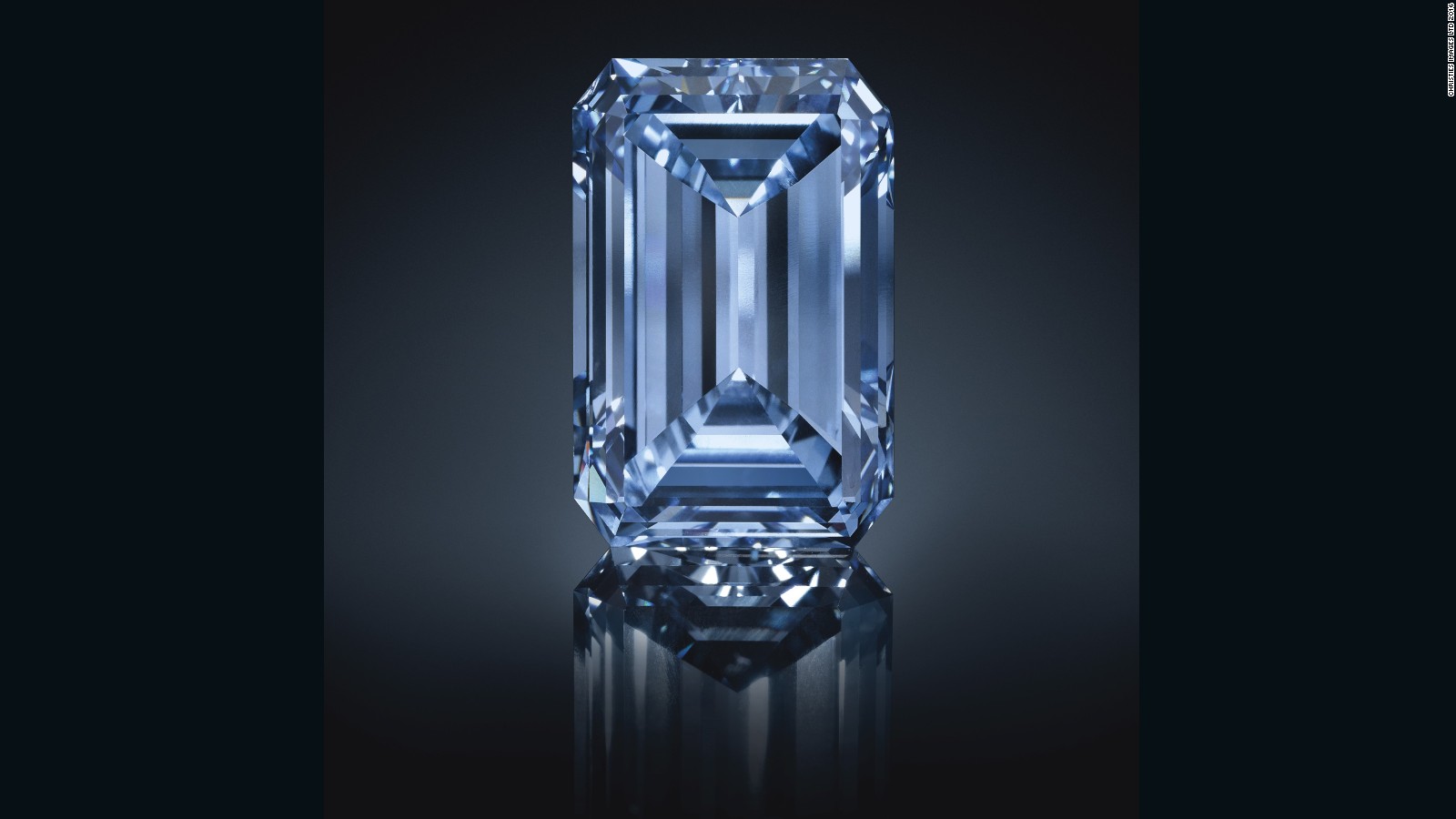 El diamante azul más grande del mundo y una de las piedras más raras del mundo, conocida como ‘Oppenheimer Blue’, fue vendida por 57.5 millones de dólares el pasado 18 de mayo de 2016 en una subasta de Christie’s en Ginebra. Este es el diamante más caro alguna vez subastado en la historia. 