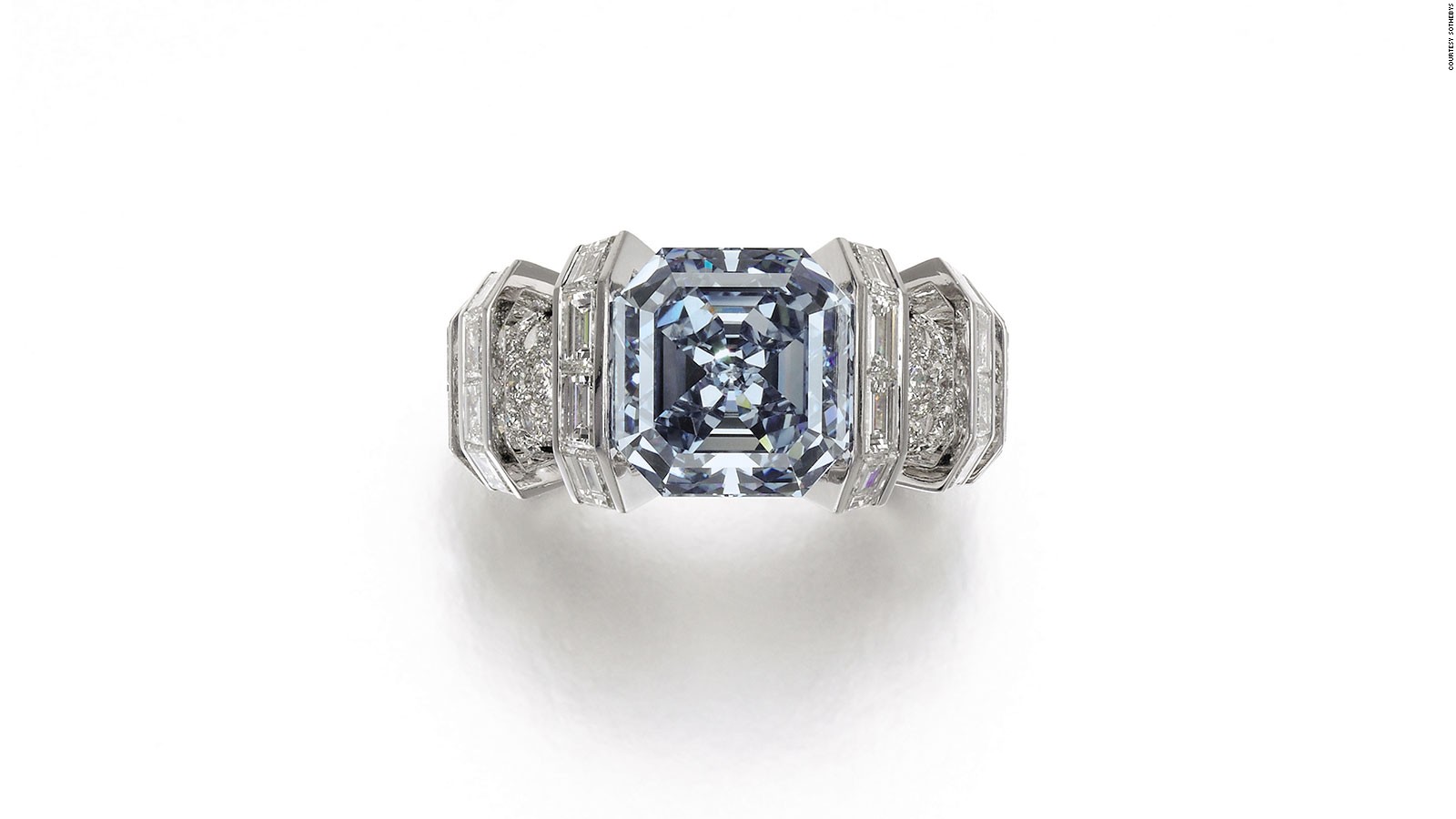 Este inusual anillo de diamante conocido como ‘Fancy Vivid Blue’ y con un valor estimado de 25 millones de dólares será subastado el 16 de noviembre de 2016. La piedra también es conocida como diamante ’Sky Blue’.
