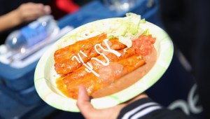 Un plato de enchiladas durante los festejos del 5 de mayo en Denver, Colorado. Crédito: John Moore/Getty Images.