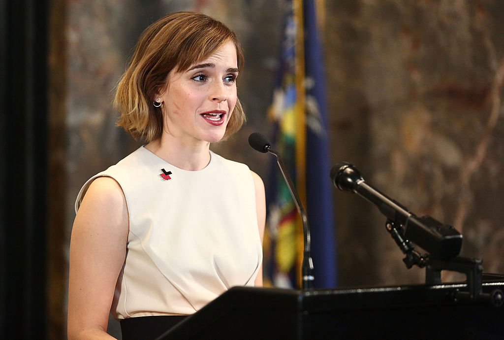 La actriz Emma Watson habla durante la iluminación del Empire State Building Para el Día Internacional de la Mujer el 8 de marzo, 2016, en la ciudad de Nueva York. (Foto por Astrid Stawiarz / Getty Images)