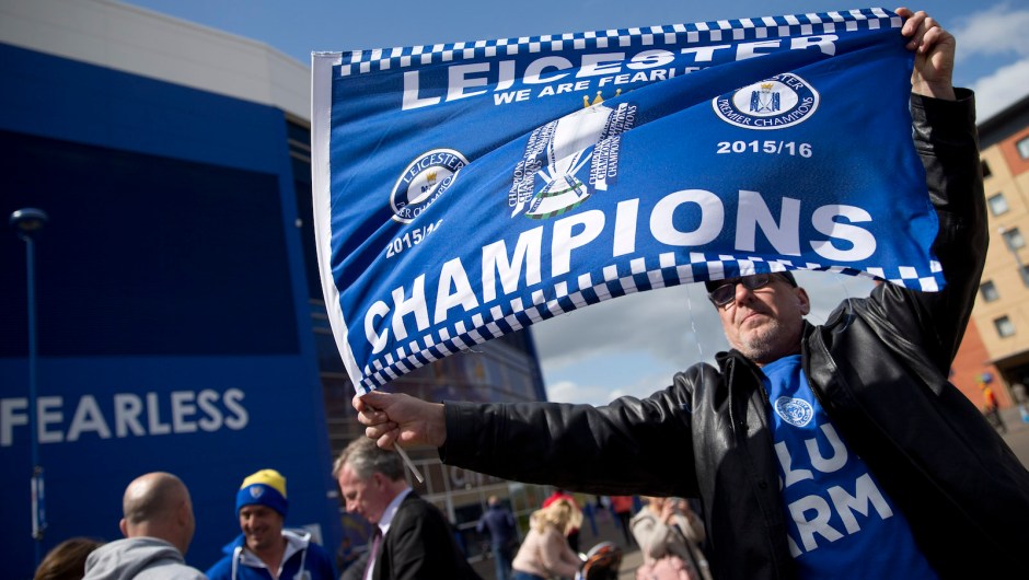 Aficionados del Leicester celebran el histórico triunfo de su equipo, el 3 de mayo de 2016. Crédito: JUSTIN TALLIS/AFP/Getty Images.