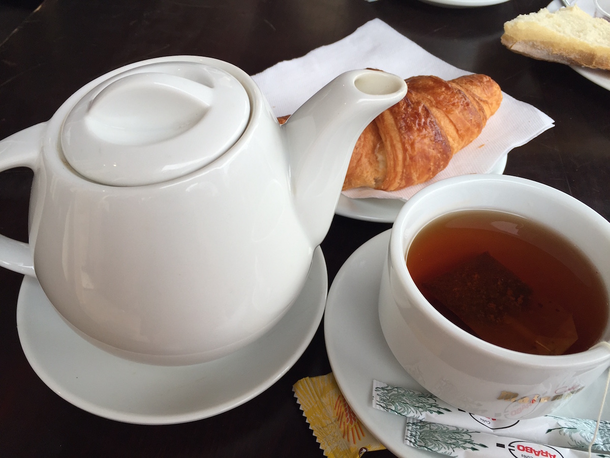 Este desayuno, que consta de té y un croissant, puede costarte 5 euros. (Crédito: CNNEspañol / MVL)