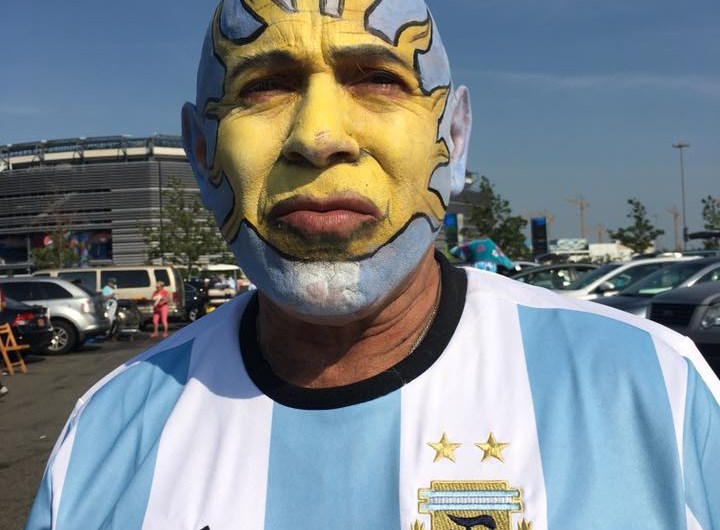 Argentinos y chilenos le pusieron color a la previa de la final de la Copa América Centenario en los aledaños del Metlife Stadium en Nueva Jersey, el domingo 26 de junio de 2016.