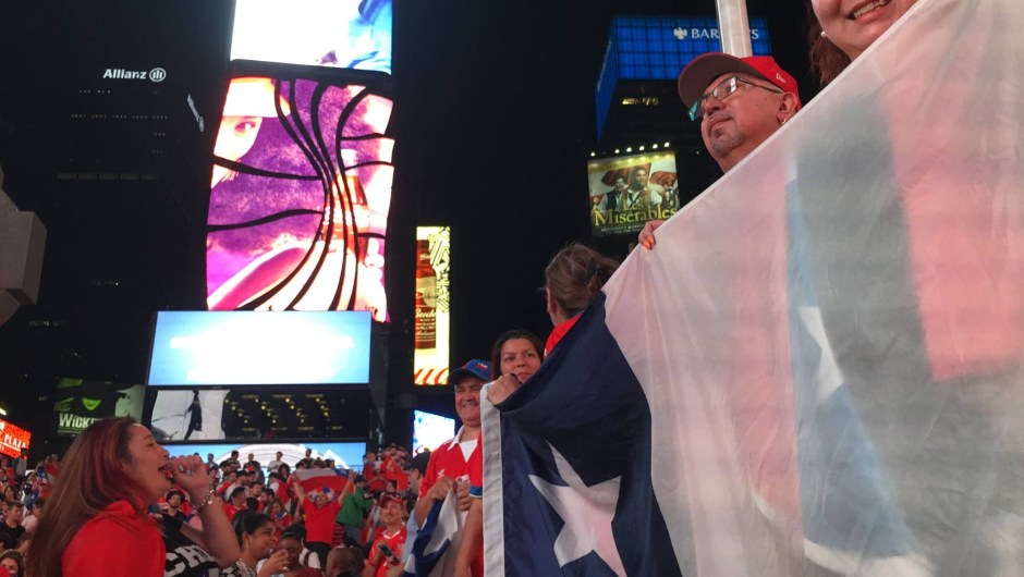 Decenas de chilenos se congregaron en Times Square, en Nueva York, para celebrar el triunfo de su selección frente a la de Argentina para ganar la Copa América Centenario. Crédito: Miguel Angel Antoñanzas/CNN