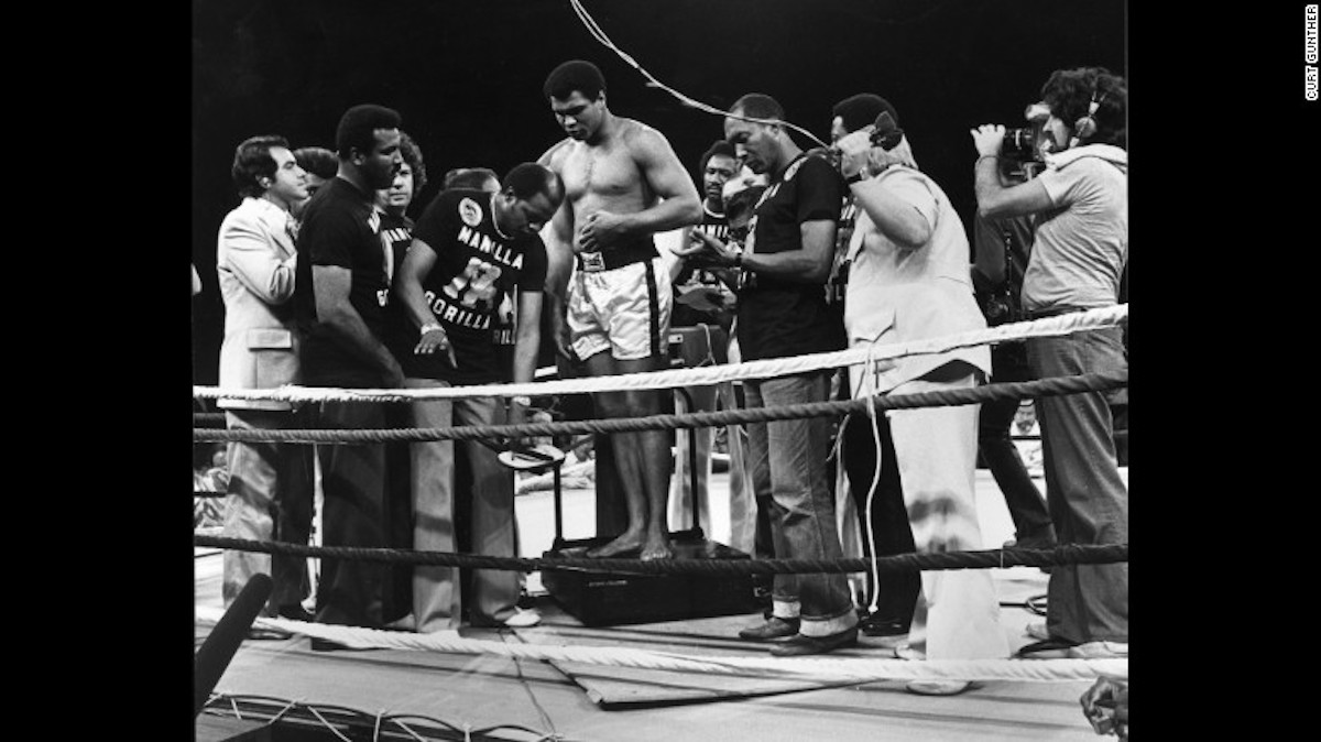 Ali durante la toma de peso en el ’Thrilla in Manila’, la tercera y última pelea entre Muhammad Ali y Joe Frazier por el Campeonato Mundial de los Pesos Pesados que se celebró en el Coliseo Araneta en Ciudad Quezón, en Manila, Filipinas, en octubre de 1975.
